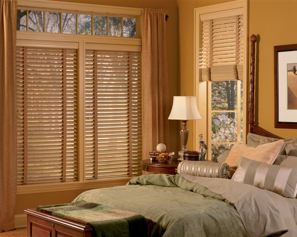 Cửa phòng khách sử dụng loại cửa gỗ hay cửa kính