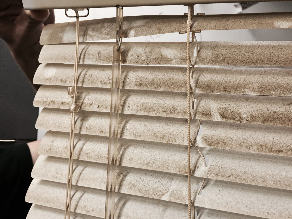 Rèm sáo gỗ dễ bị ẩm mốc do tác động môi trường